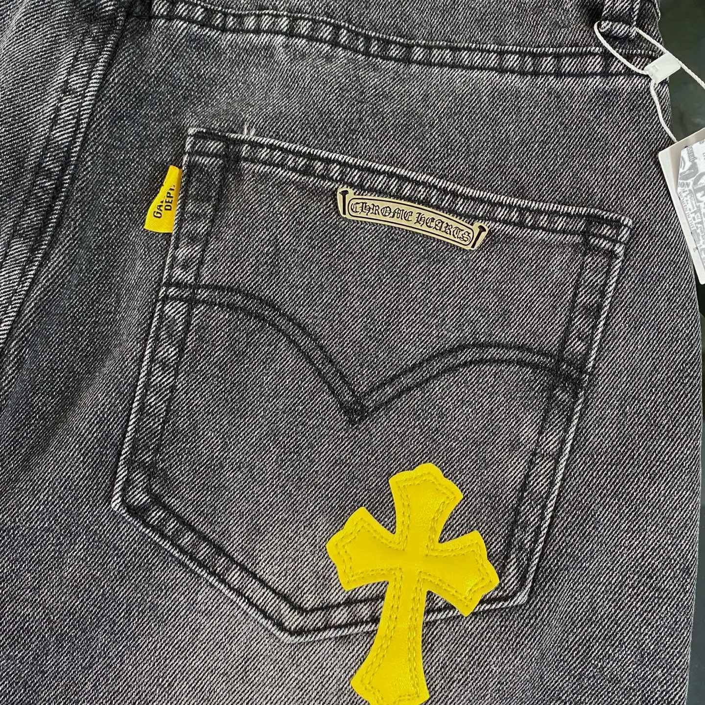 P270 CH Chromehearts colorful stitched cross patch leather retro hand-painted splash-ink jeans, counter price 34W level, patch cross flower embellishment, washed jeans! ! An absolutely high-end luxury product, a 1.9W-level god-level single product, a super popular product, made by top heavy industry, a magic weapon that cannot be missed! [About Zangyin] This is an extremely luxurious fashion brand that can also be called the aristocracy of the high street. It has always been an exclusive brand for some hipsters or rich second generations. Compared with ordinary high streets, it is more luxurious and noble. Compared with luxury brands, it is more fashionable and individual. It has always been a brand that I have a special liking for. [Top heavy industry fashion design] Consistently high-street luxury style. Speaking of this style, the Zangyin family and GU family are definitely the leading representative brands. Especially the Zangyin family has really achieved a state-of-the-art effect in creating high-street style. The unique washed material is used to create this style. The color system is already quite eye-catching. After it is decorated with patchwork cross flowers, it cleverly highlights the charm of the brand. Secondly, this style uses classic The high-waist cutting design highlights the long legs and fashionable temperament of the upper body. The brand is highly recognizable and the slim fit configuration is more suitable for daily wear. It is a product that interprets personality, fashion, and specifications at a glance. This single product is enough to make any fan excited. It can be a white T-shirt for a youthful college style, or a tight suspender for a royal style. It has strong matching ability and can be easily controlled by men.  [Materials and craftsmanship] Needless to say, this point goes without saying. As an excellent craftsman brand, Zangyin’s requirements for details and craftsmanship are really perfect. The washed color of this model has gone through so many processes, not to mention the embellishment of denim appliques. It is also purely hand-made and sewn. Just like what they believe in, only hand-made things have soul and have the meaning of wear. A top-notch heavy-duty fashionable denim item, I look forward to your perfect interpretation! !  Color: black gray Size: 28-36